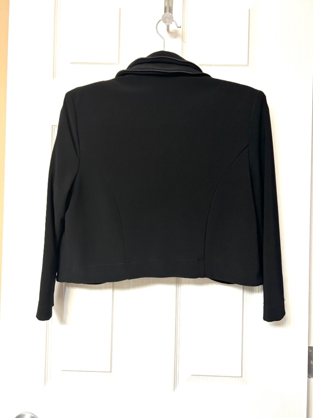 Like New Joseph Ribkoff Cropped Bolero Jacket Double Ruffle Collar Black Size 12 - Picture 4 of 14